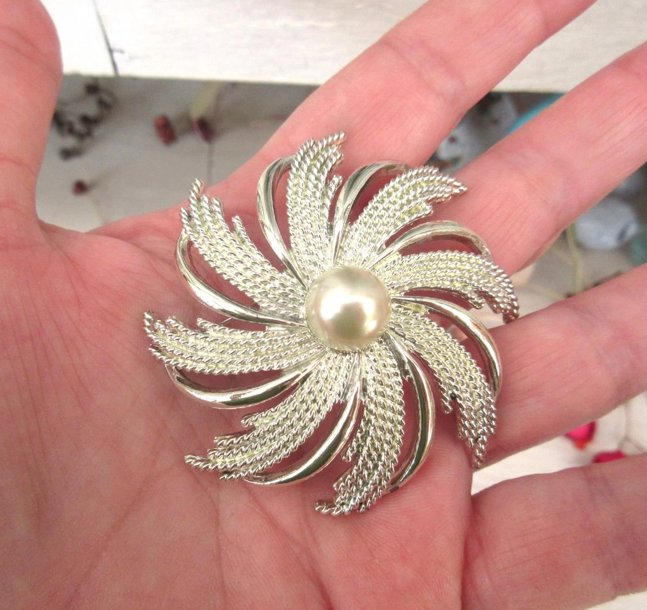 A beautiful silver flower-shaped brooch, signed Sarah Cov, retro.. – photo 2